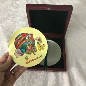 Walt Disney World 2000 Cast Holiday Celebration Christmas 5 Pin Set  Wooden Box